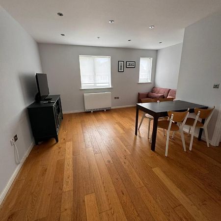 2-Bedroom Flat Walking Distance To Excel London - Perfect Location! Exterior foto