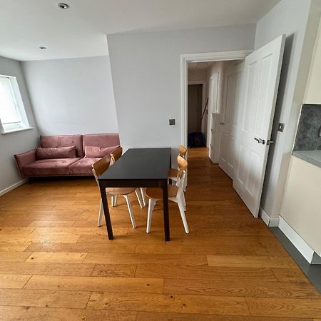 2-Bedroom Flat Walking Distance To Excel London - Perfect Location! Exterior foto